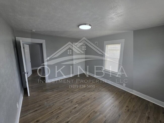 Building Photo - 713 W Hillcrest Ave