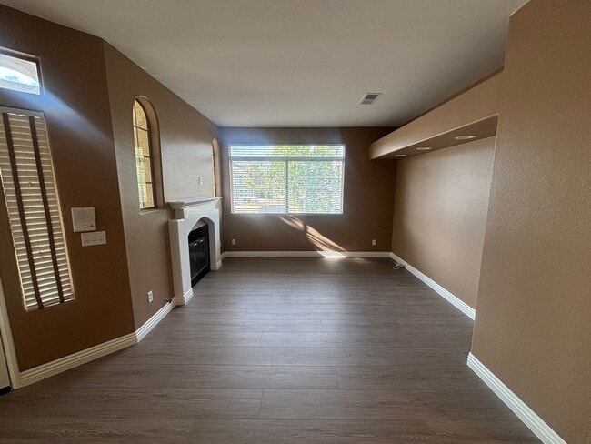 Building Photo - Beautiful 2-Bedroom Upper Corner Unit Townhome in Stevenson Ranch!