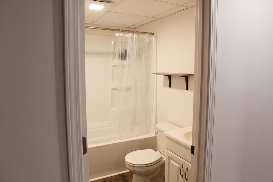 bathroom - 1511 Leavenworth St