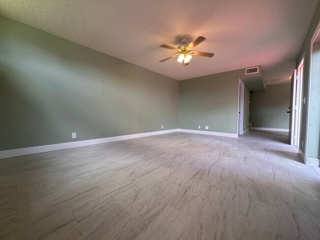 Building Photo - 3871 Victoria Dr