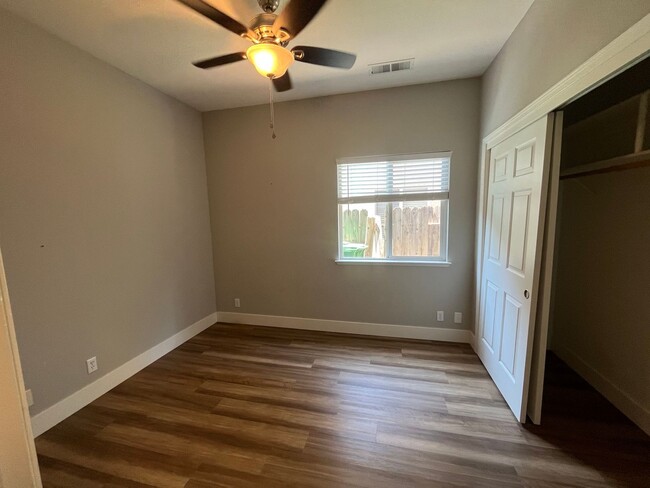 Building Photo - Great Three Bed House in Cul-De-Sac Neighb...