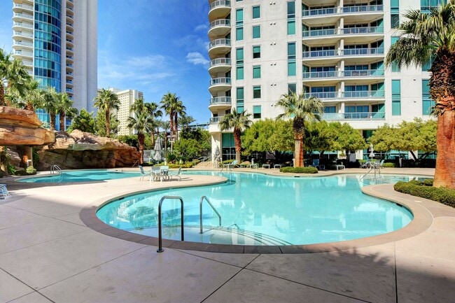 Building Photo - Turnberry Towers 1904E-Strip/Golf/City Views from this Fully Furnished 1Bd Residence