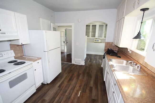 Building Photo - PRIVATE BOTHELL HOME FOR RENT W LARGE YARD & NEW PAINT & CARPET!