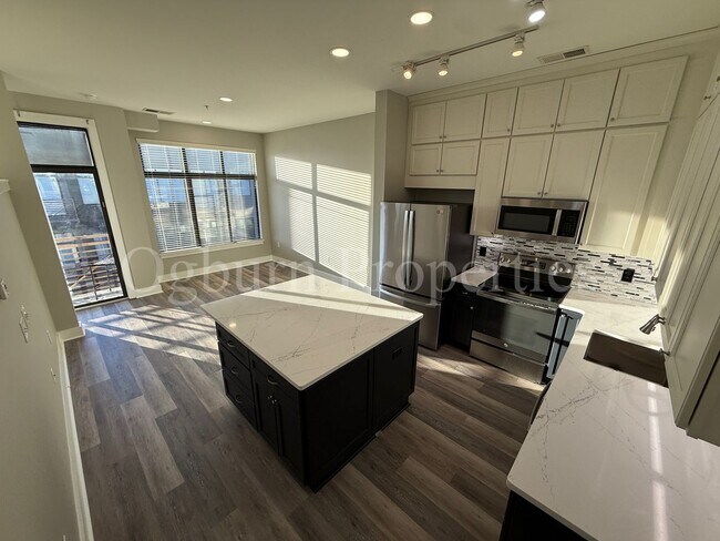 Building Photo - 810-421 W. 4th St-1BR/1BA 4th & Broad Condo!