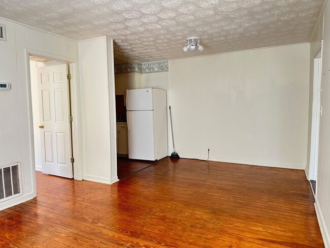 Building Photo - Just steps to the ocean and Main Beach!