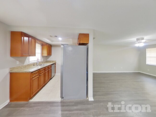 Building Photo - 1203 Seffner Valrico Rd