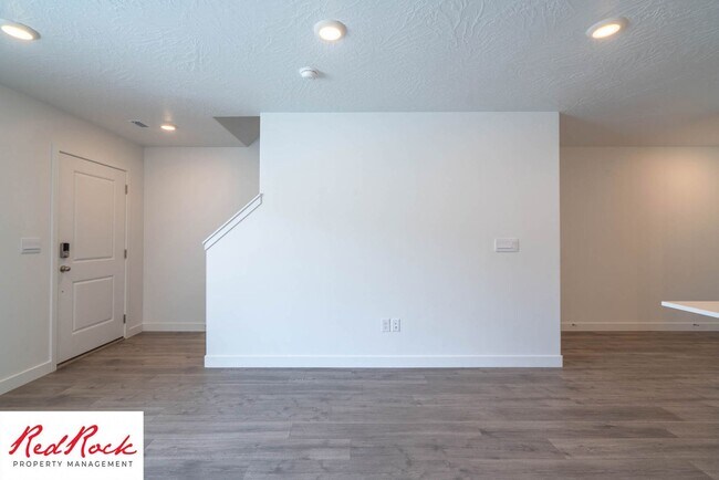 Building Photo - 3316 E Elkhorn Ln