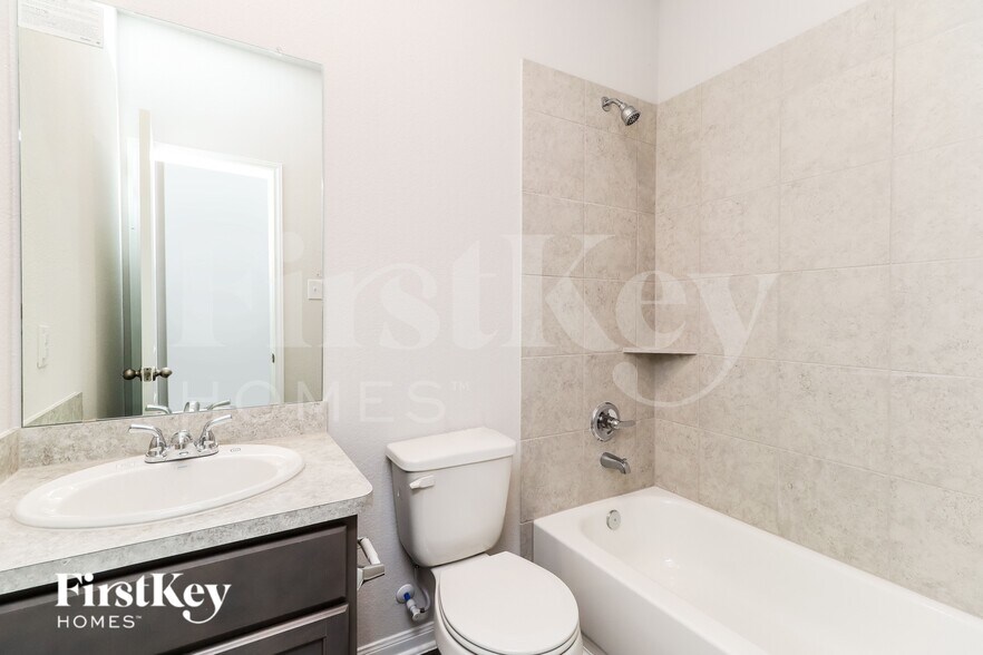 Building Photo - 14735 Country Club Dr