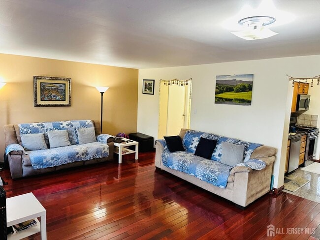 Building Photo - 811 Maple Hill Dr