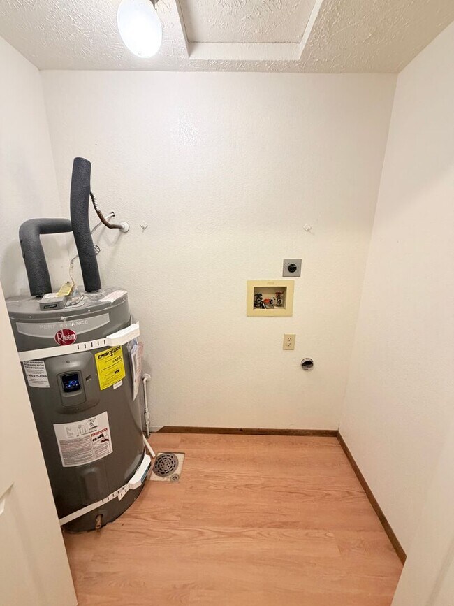 Building Photo - 217 Ash St