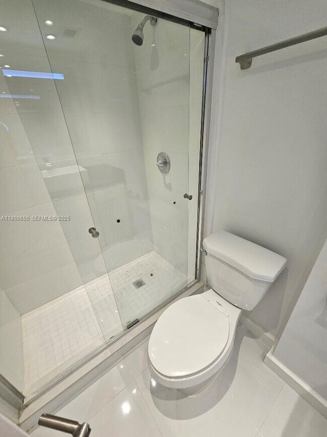 Building Photo - 18051 Biscayne Blvd