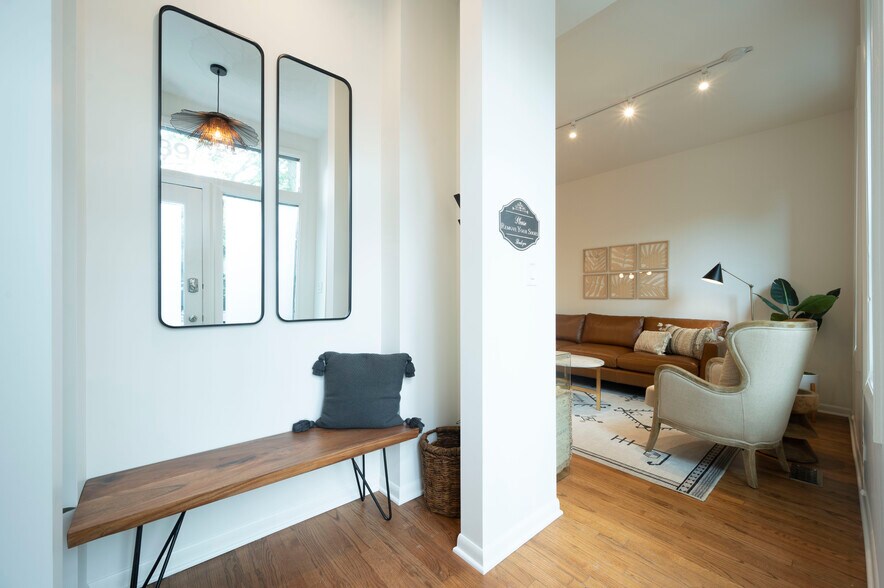 Building Photo - 1939 N Honore St