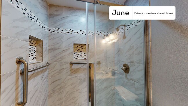 Building Photo - Private bedroom in 3 bed/2 bath Home