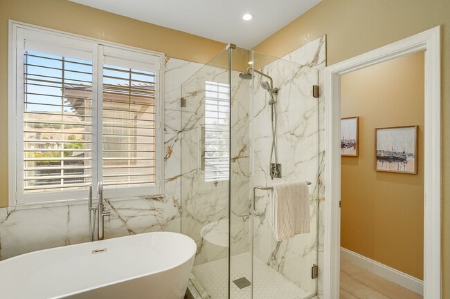 Building Photo - Comfortable and nicely upgraded home for r...