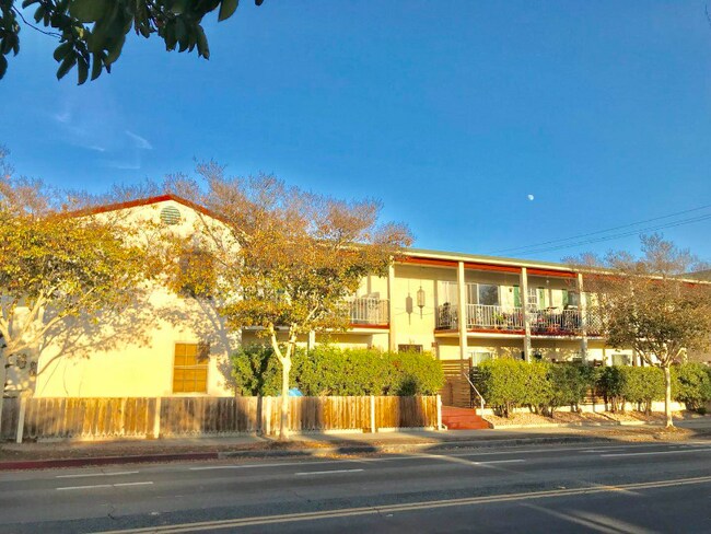 Building Photo - 2300 Oak St