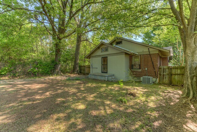 Building Photo - Updated 3 bed/1 bath - walk to Crosstown Concourse