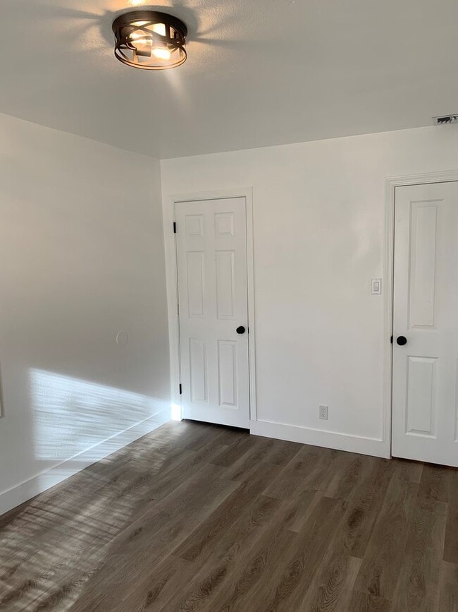 Building Photo - 2 Bedroom 1 Bath Home