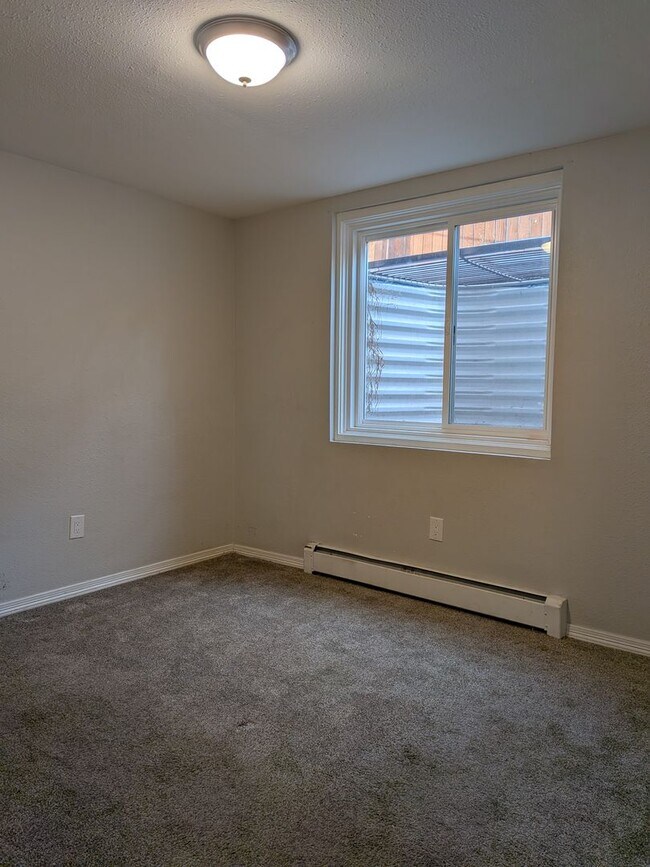 Building Photo - 3 Bedroom 1 Bathroom Apartment in Golden!