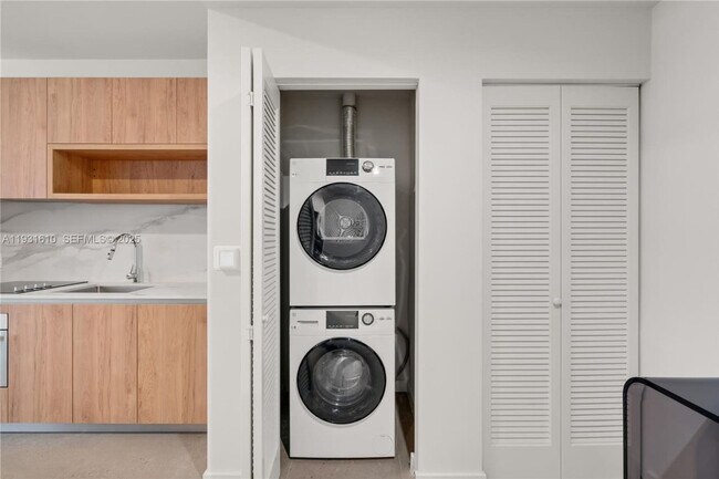 Building Photo - 601 N Miami Ave