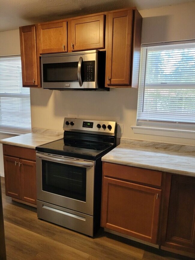 Building Photo - Gorgeous Fully Furnished 3 Bed/2 Bath Home...