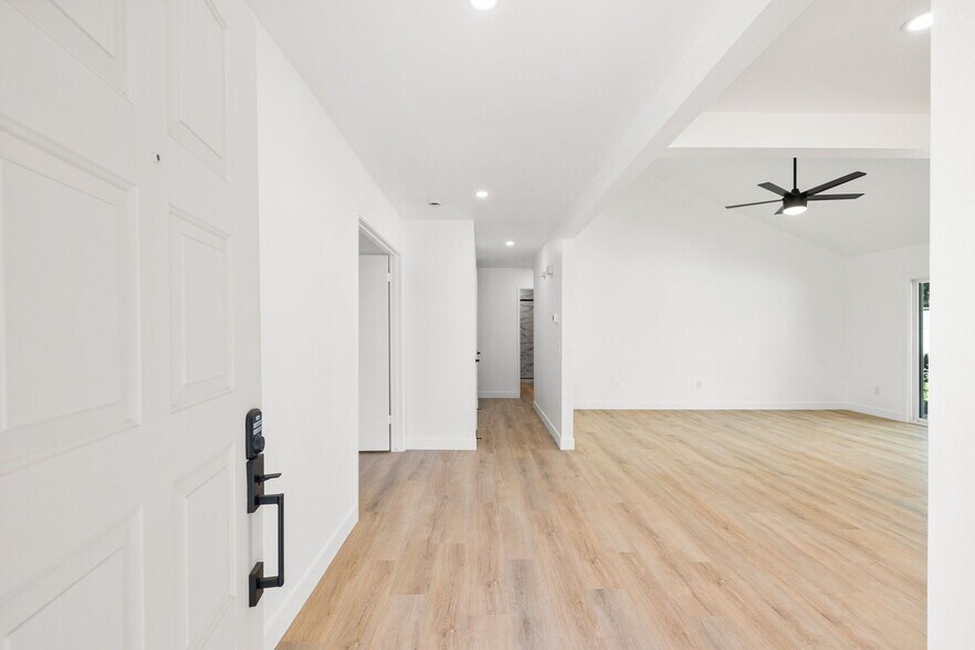 Building Photo - 74930 San Simeon Dr