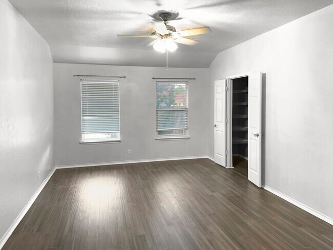 Building Photo - Immediate Move In Available