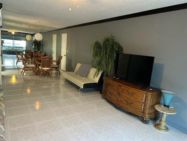 Building Photo - 6345 Bay Club Dr