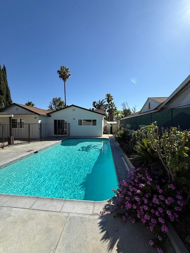 Building Photo - Beautiful 4 Bedroom, 2 Bathroom Arleta Hom...