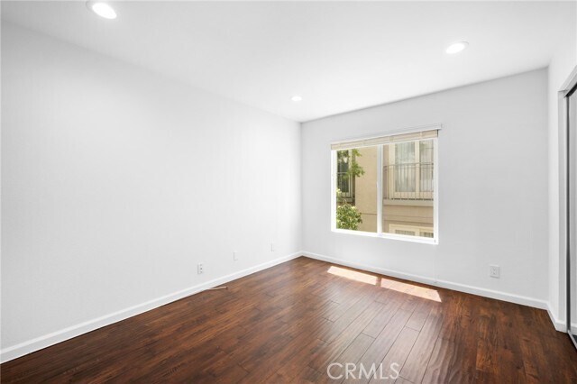 Building Photo - 355 N Maple St