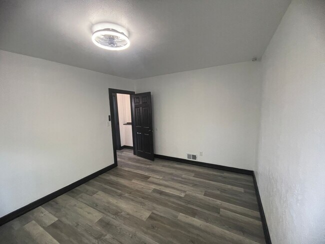 Building Photo - Newly updated 2 bedroom apartment for rent!