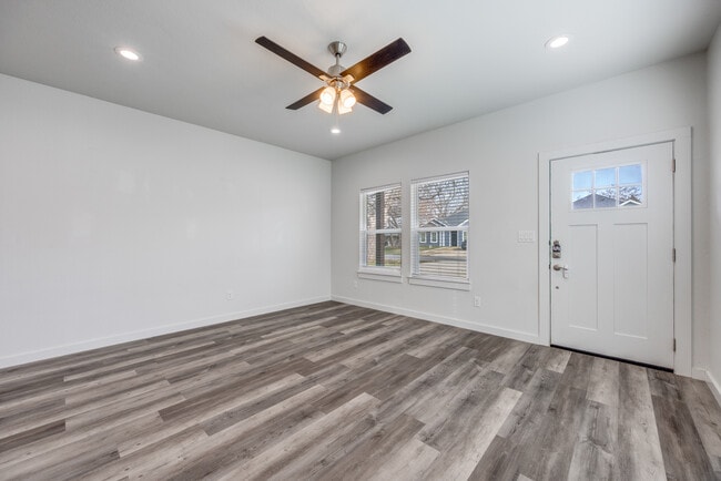 Building Photo - 924 W Collins St