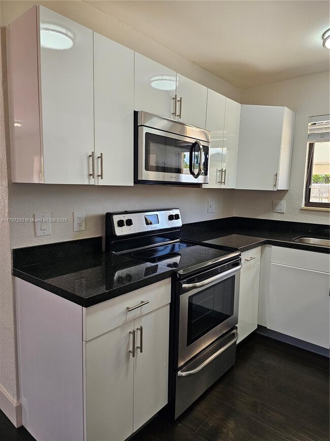 Building Photo - 16321 SW 96th Ave