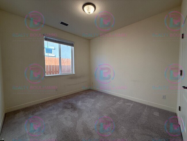 Building Photo - Gorgeous Newer 3 Bedroom Home! Located off...