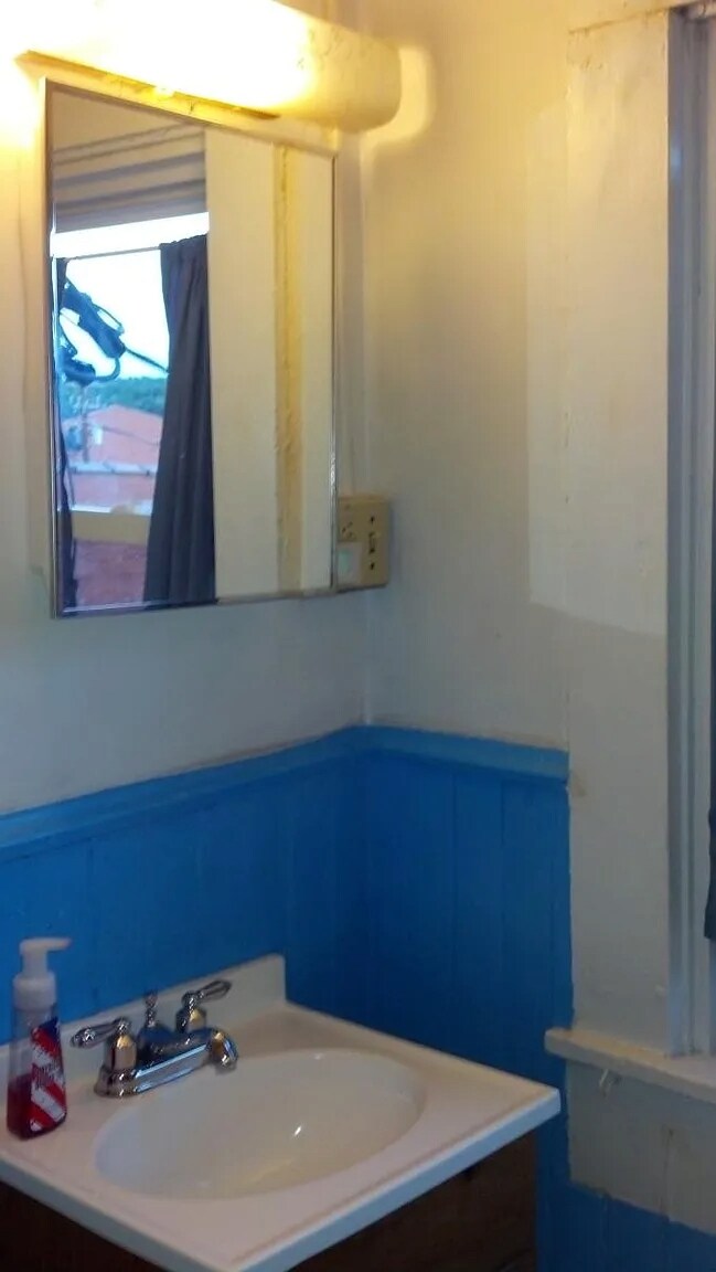 Building Photo - 105-4 E Main St