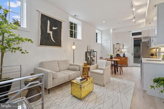 Building Photo - 1211 G St SE