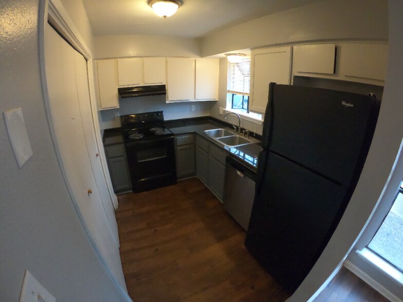 Building Photo - 402 Manuel Dr