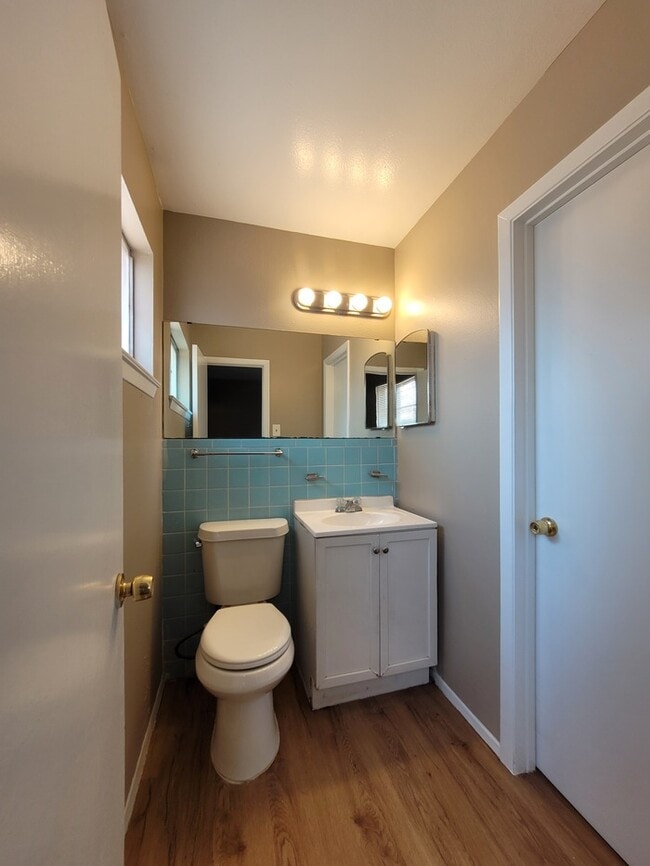 Building Photo - 4 bed 1.5 bath move in ready