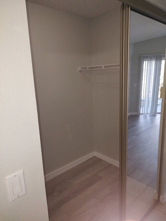 Building Photo - "Spacious 1732 Sq Ft 3-Bed, 2 Baths, in Tarpon Springs!"