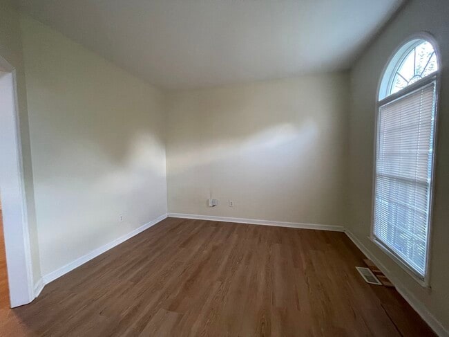 Building Photo - 412 Silvergrove Dr