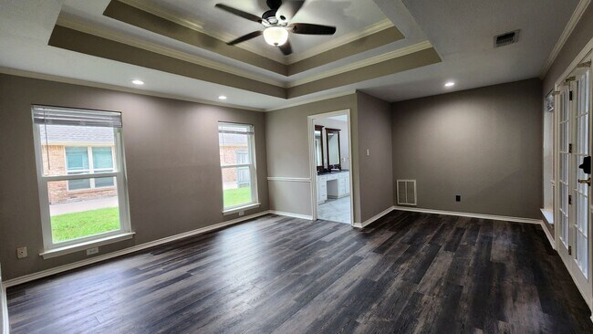Building Photo - Remodeled with Luxurious Finishes!