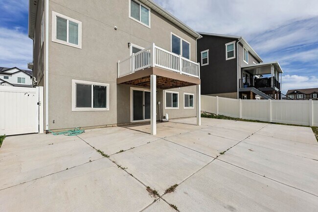 Building Photo - 6 Bedroom 3.5 Bathroom House in Saratoga Springs!