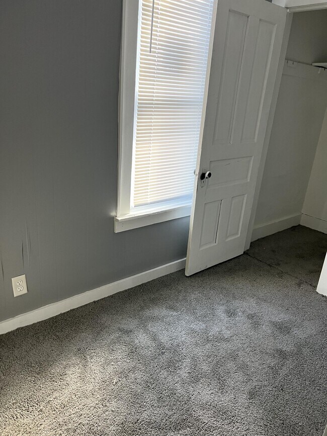 Building Photo - 1918 W Howett St