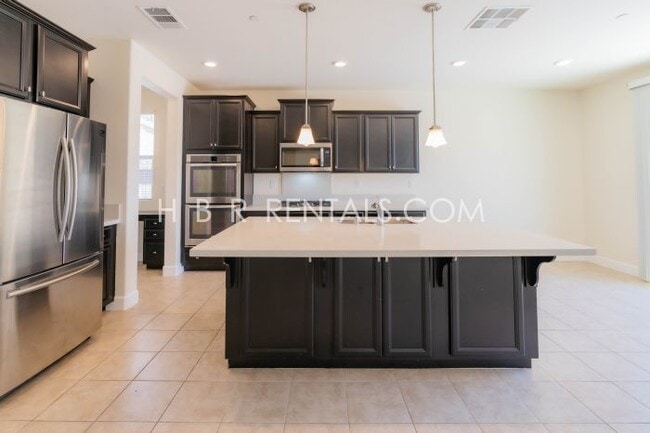 Building Photo - Spacious Elegance: 4-Bedroom with 3.5 Baths in Manteca