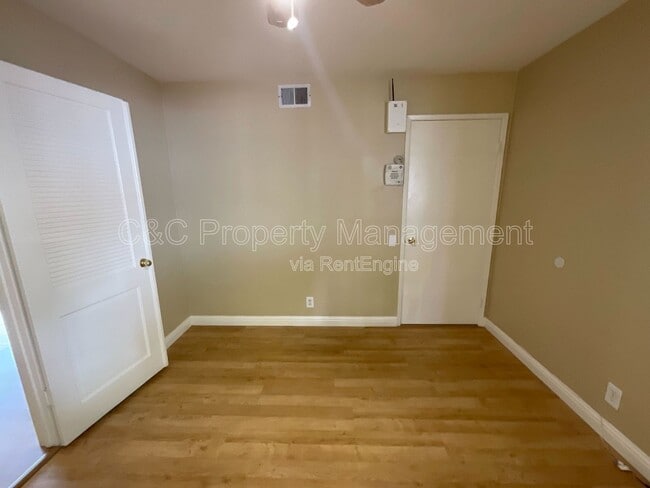 Building Photo - 3872 Tiverton Dr