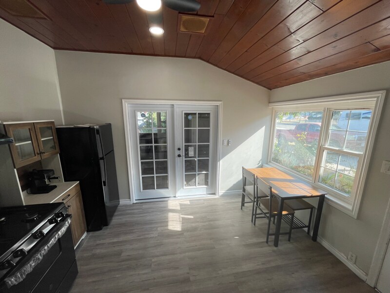 Building Photo - 13712 Saranac Dr