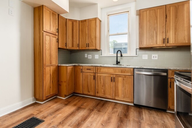 Building Photo - 479 Siebert St