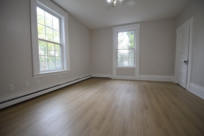 Building Photo - 24 St James St