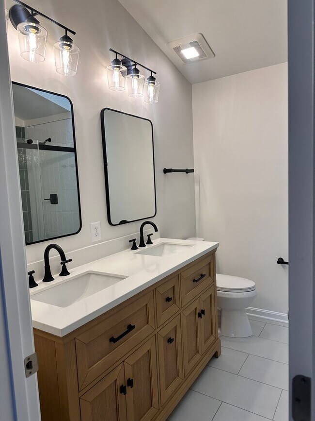 Building Photo - Renovated Kingstowne Townhouse | 3 Beds, 2...