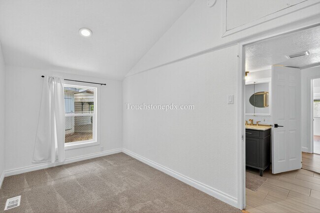 Building Photo - 4.5 Acre Dream Home in Oregon City Awaits