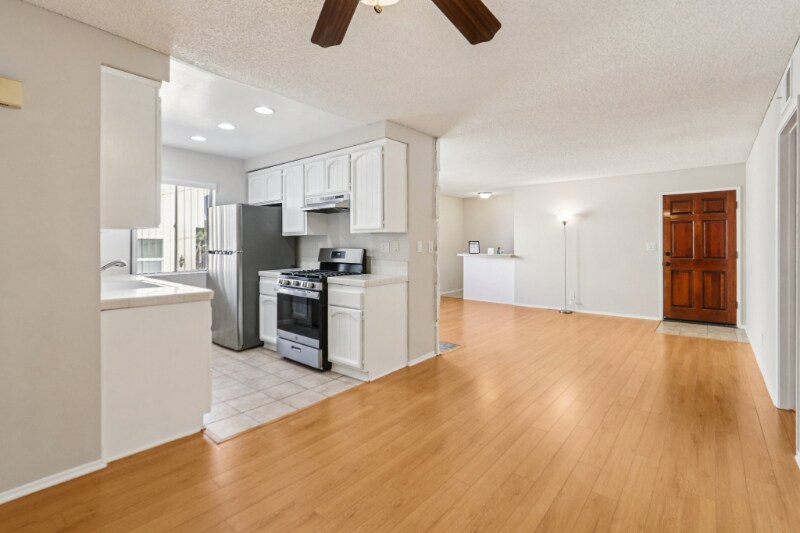 Building Photo - 725 E Providencia Ave